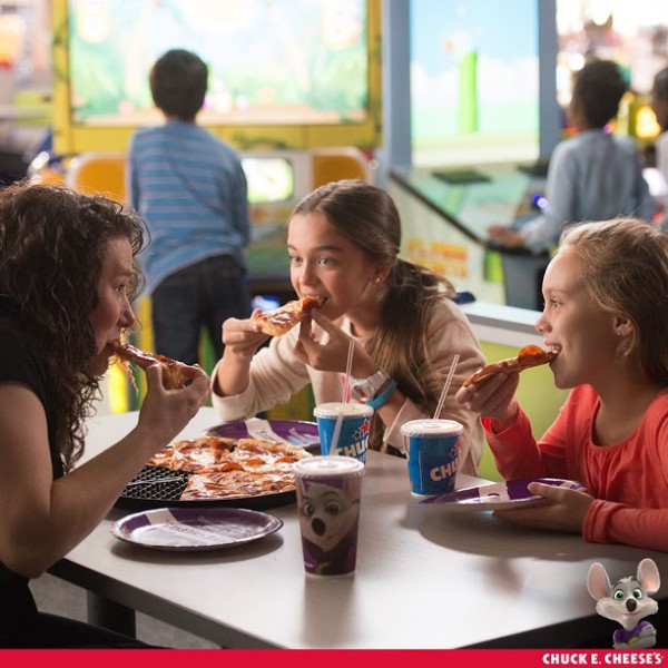 CEC_media_girlseatingpizza