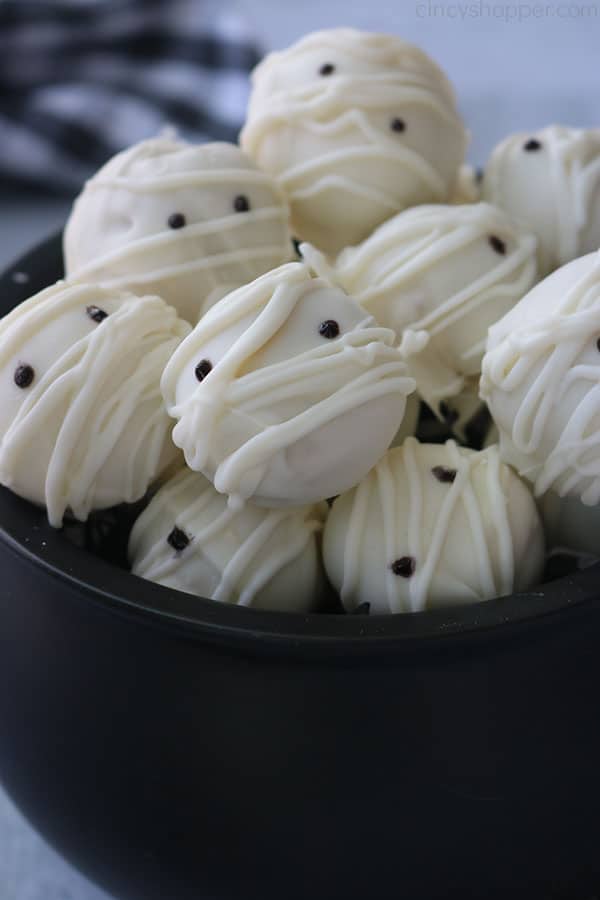 25 Ghoulishly Fun Halloween Treat Recipes to Make for Your Kids
